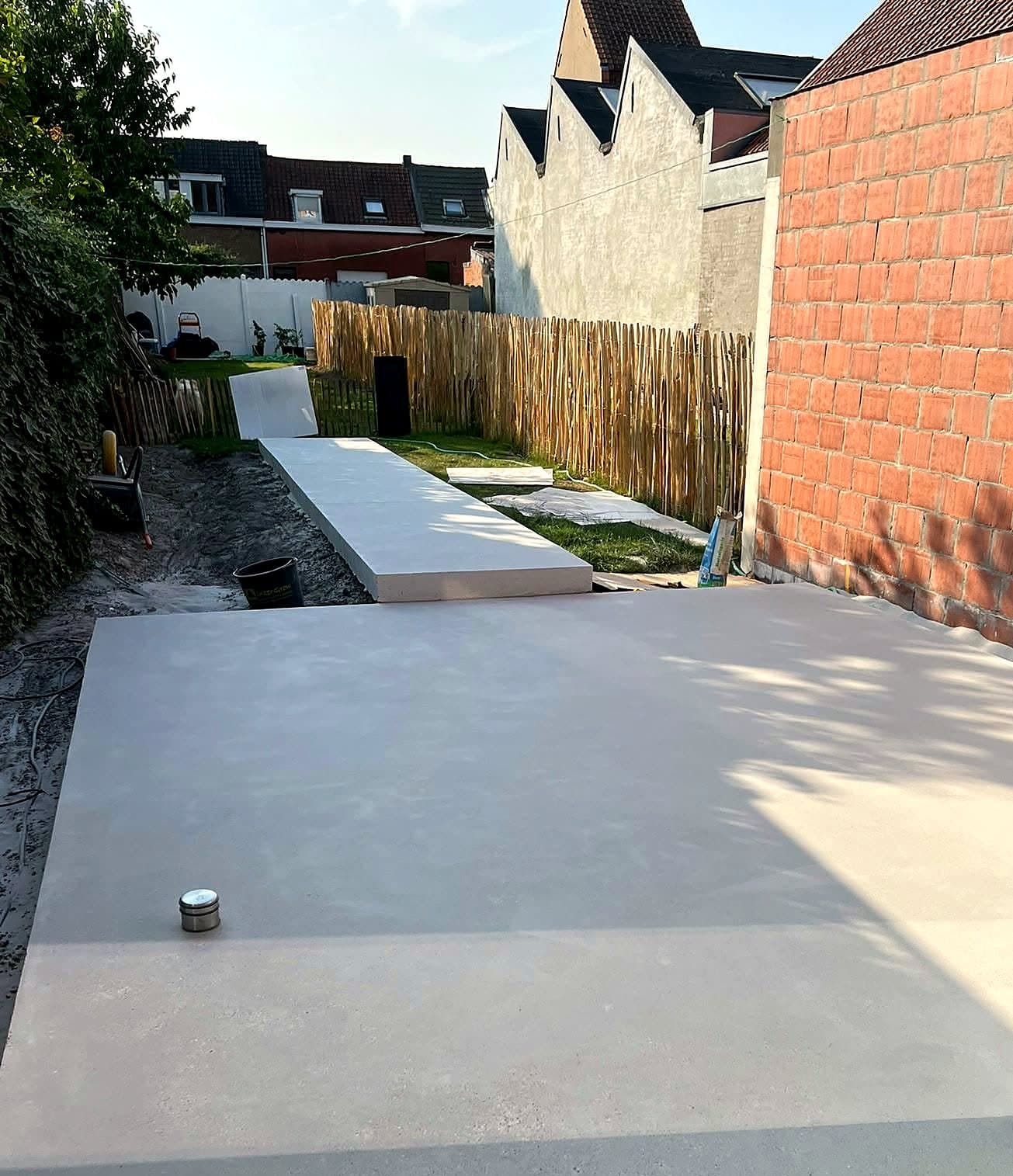 Betonnen terras achter een woning