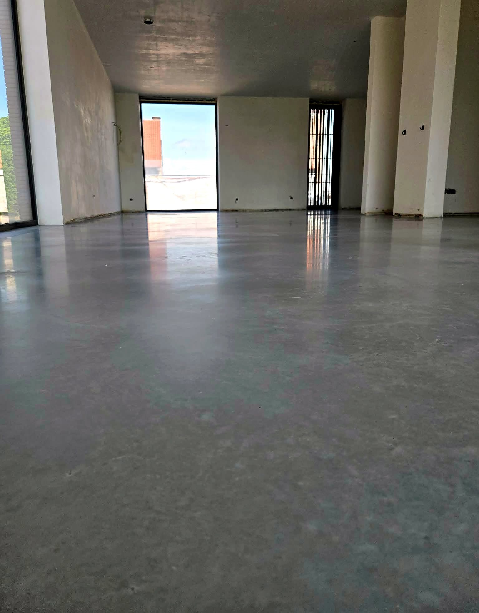 Gepolierde betonvloer in een interieur
